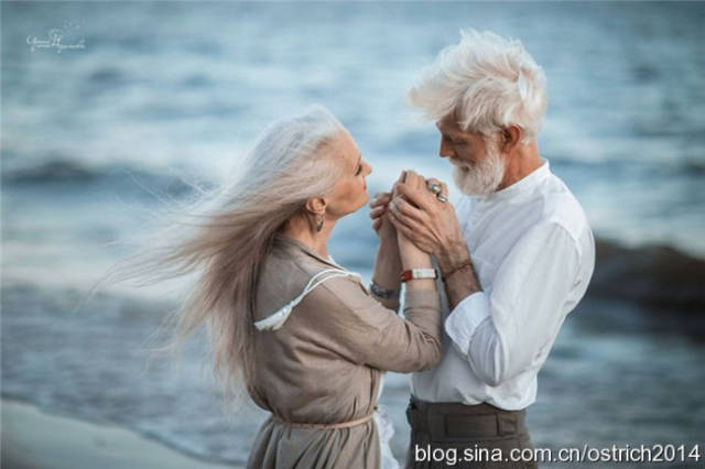 12张虽以年迈,却依散发浓烈爱意超浪漫白发夫妻照