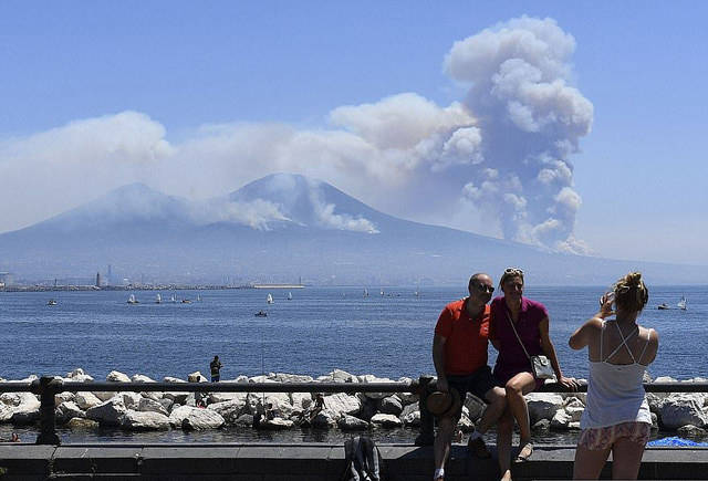 维苏威火山目前尚未爆发,但在周围形成的烟雾和火焰,似乎将灰烬和熔岩