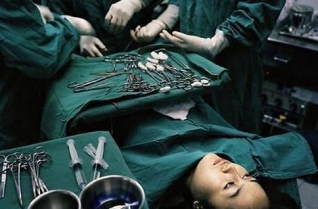 手术的时候,患者躺在冰冷的手术台上,心情十分的承重,医生也正在积极