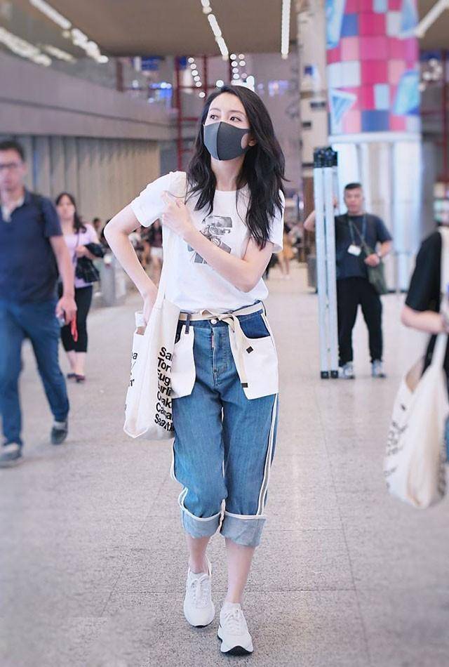 这次主要被吐槽的点是因为现在大夏天,实在太热,可王鸥还戴着口罩出行
