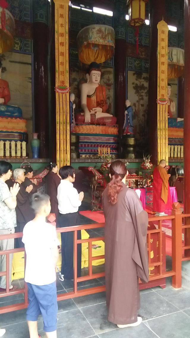 7月23日是农历闰六月初一,位于邯郸铁西北大街的大乘玉佛寺香客不断