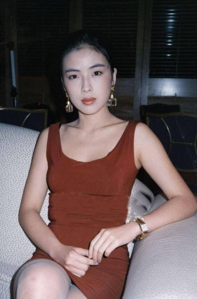 张学友大女儿独自出街被拍,很像妈妈罗美薇