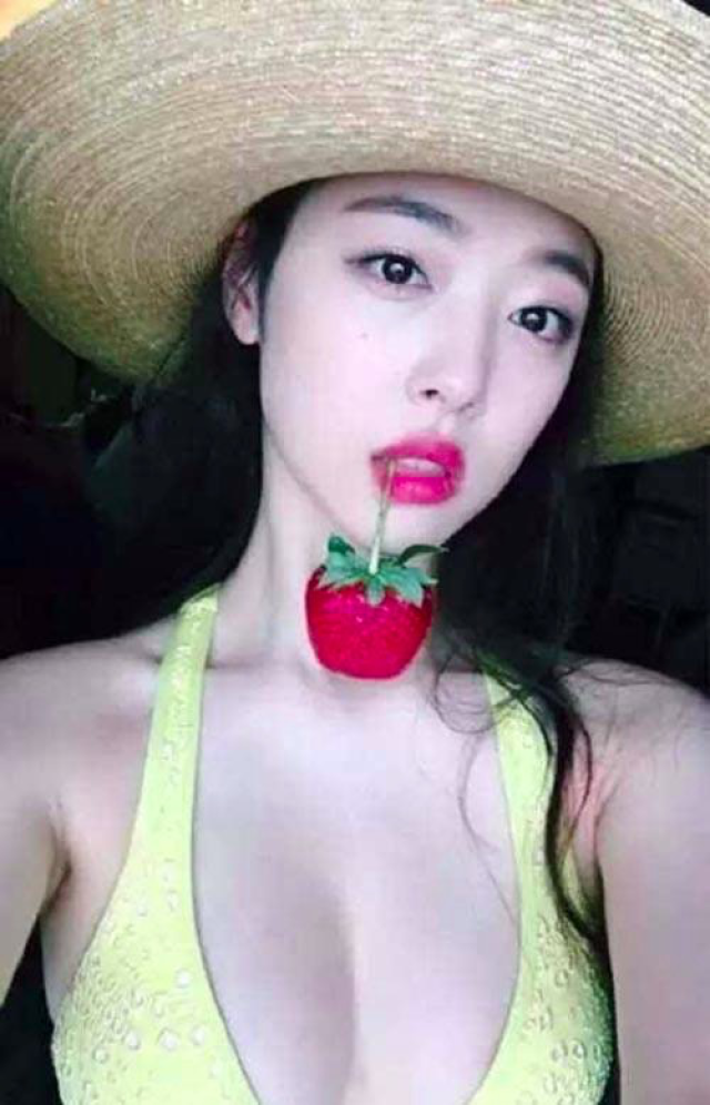 崔雪莉虐猫再引争议!直播中咬猫,网友:看着渗人