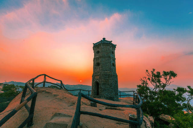 望海楼是五莲山的标志性建筑,为光明寺海彻大师建于康熙初年,原为九