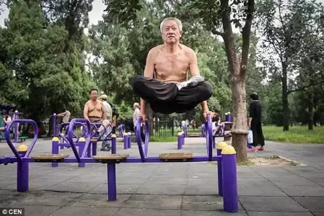 厉害了!中国大爷晨练开挂 网友惊呼“功夫爷爷”