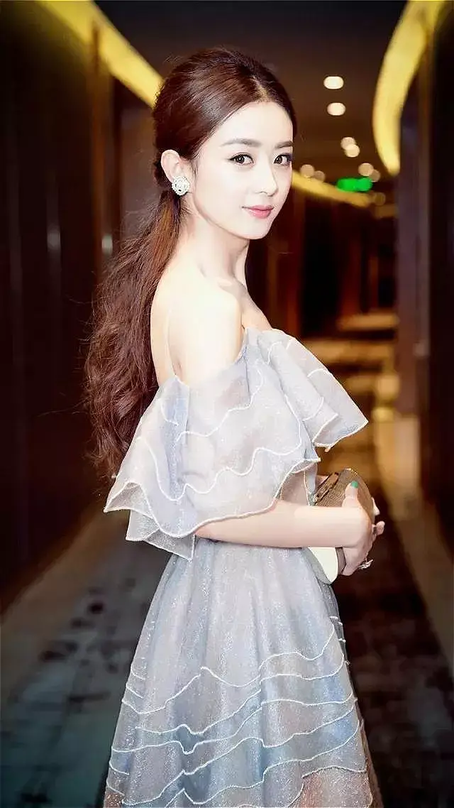 并且最近的赵小花机场街拍, 再也不像之前那么一言难尽了, 甚至可以