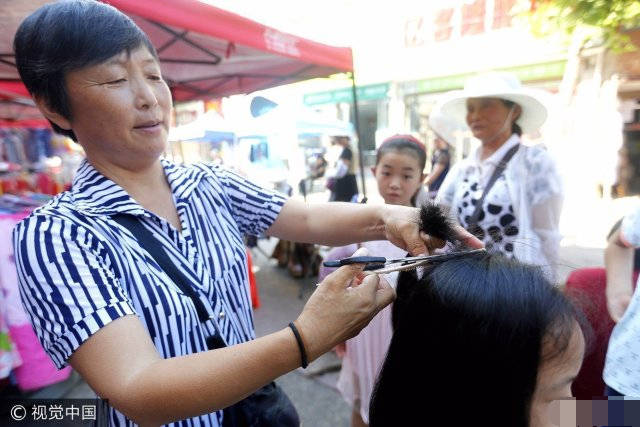 农村集市再现"头发买卖" 一头长发可卖百元