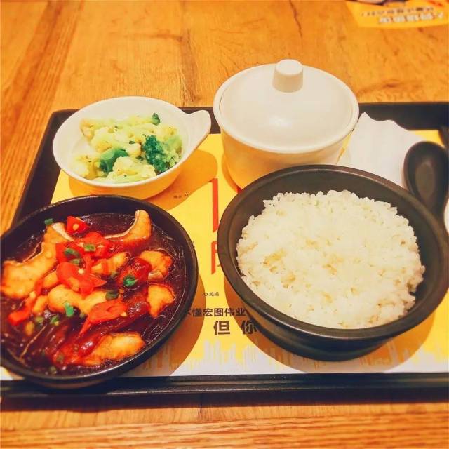 一份饭有四碗,一碗米一碗红烧鱼,一碗白煮花菜,一盅蛋羹