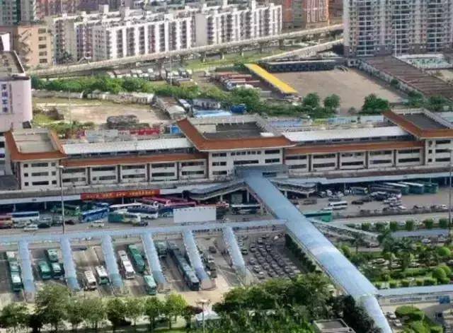 地铁1号线罗宝线到达总站"罗湖站"下车步行前往罗湖口岸过关