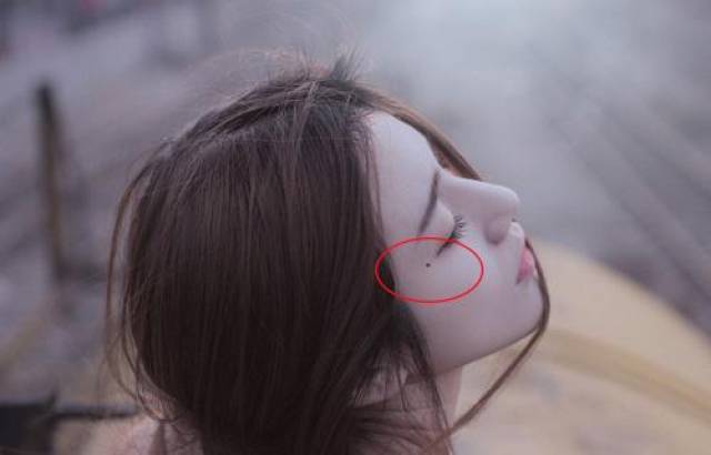 女人眼尾的这些痣,有些命好,有些命苦,你是哪个