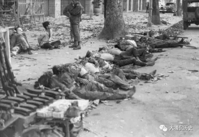 1967年,北越士兵的尸体,以及被美军俘虏的北越战俘.