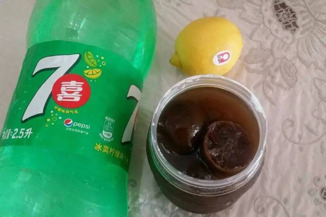 材料 1,咸柠 1颗 2,鲜柠檬片 3片 3,七喜 一听