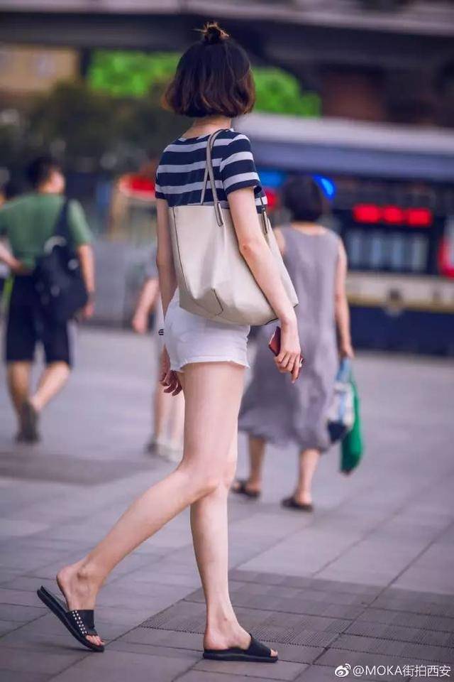 小寨永远是西安大长腿的聚集地 这么热天美女更多