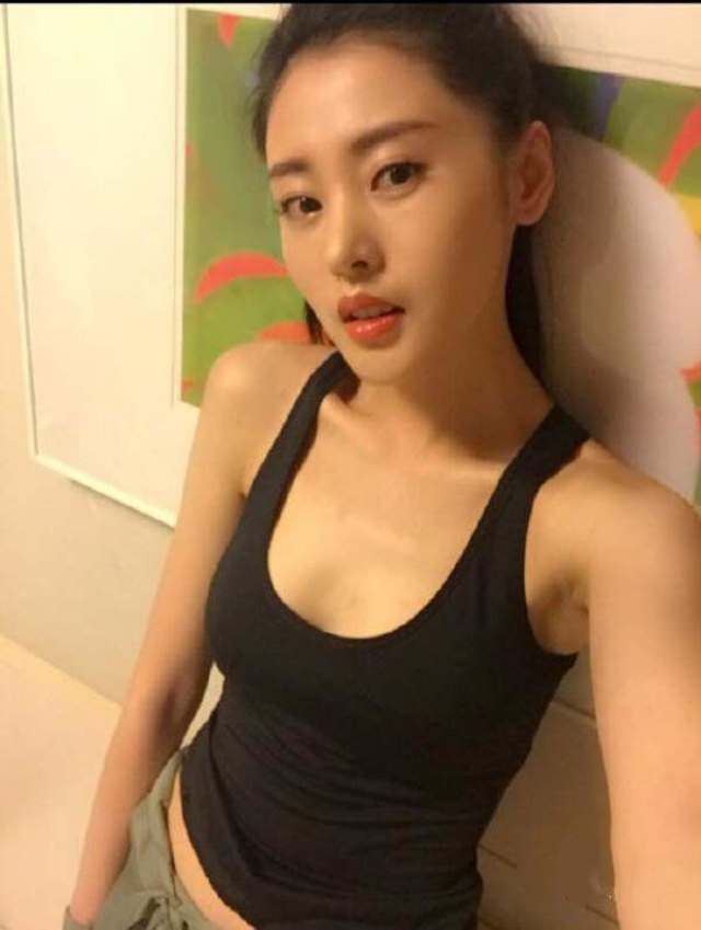 张天爱也是一个运动小爱将,身穿黑色背心,下搭浅色运动裤,尽显性感又