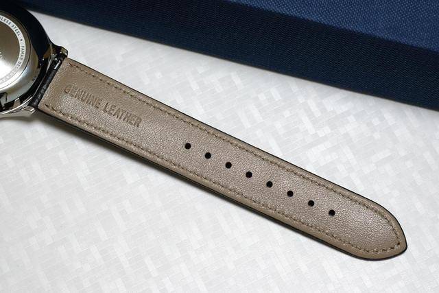 表带上的扣子也同样采用了316l不锈钢材质,镌刻了famar的字样.
