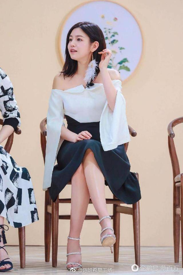陈妍希人母纯真形象还靠一字领穿搭必学绝招
