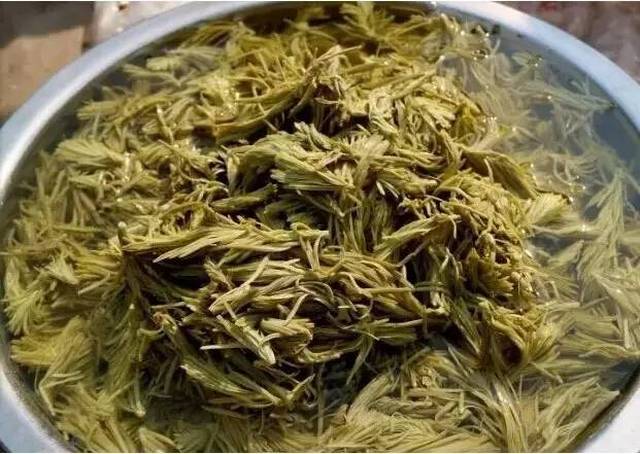 云南人烹饪枸杞尖一般采用焯水后拌,腌,炝,炖,烧,煮等手法,枸杞尖可与