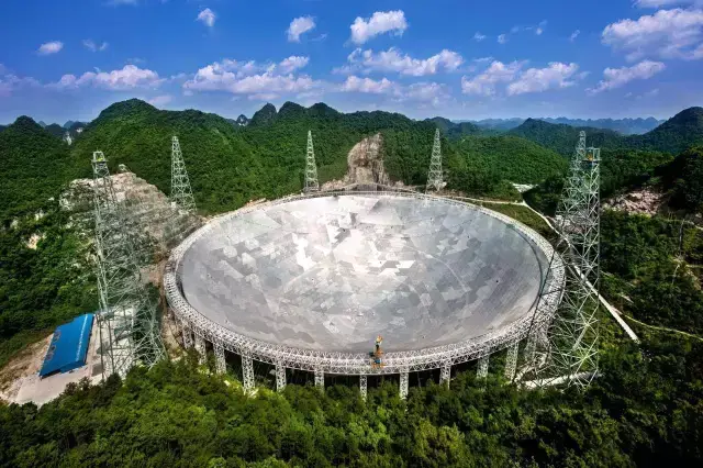 近来因为一个世界第一的超级天文射电望远镜而名声大噪