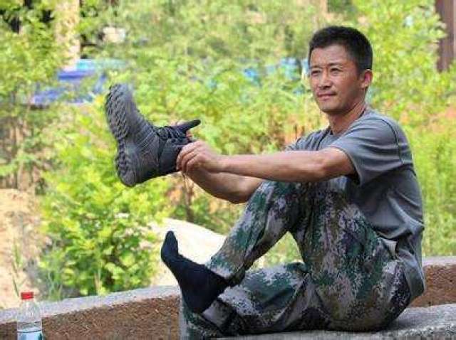 战狼2中的吴京穿迷彩服生活中吴京穿什么