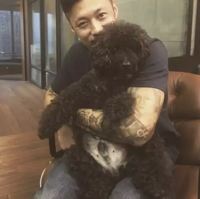 剃着光头的彪形大汉,在公交车上给老奶奶让座