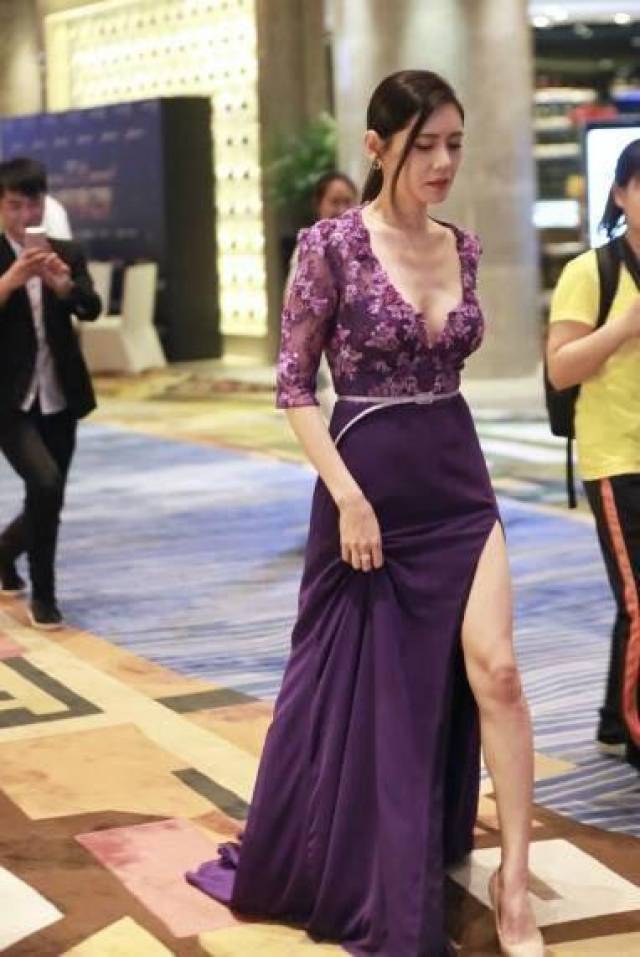 秋瓷炫和桂纶镁撞衫紫色深v裙,谁小谁尴尬