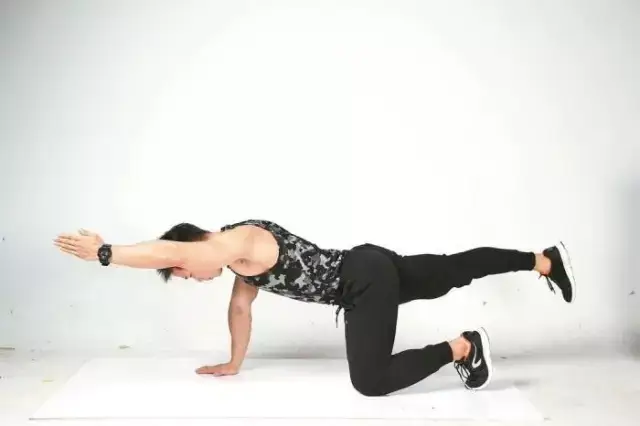 这四组动作只需要一天做一次,一个月后必见效果!腹肌小蛮腰等着你!