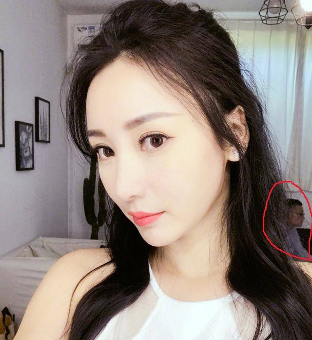 柳岩晒照片,网友却被最后一张中的男人吸引!