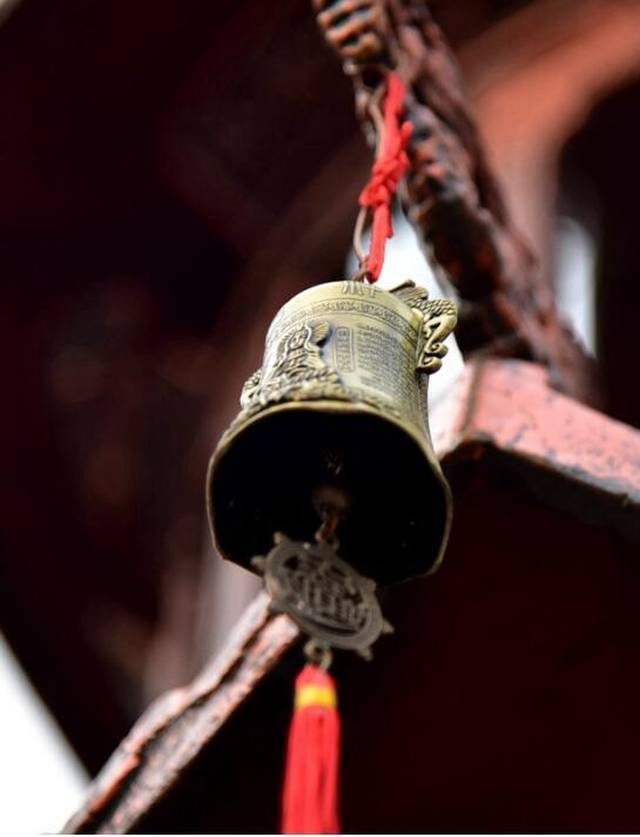 香炉上悬挂的铃铛在微风中叮叮作响,更衬托出古寺的幽静.