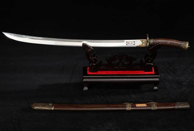的文献,按覆土烧刃古法铸造的清刀不仅在样式上还原了清朝刀剑的样子