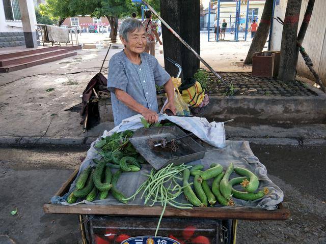 八十岁老奶奶街头卖菜,你会不买吗?