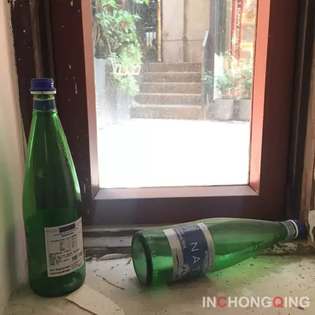 被放在玻璃窗户上的空酒瓶 又在什么时候浇醉了谁人的梦呢?