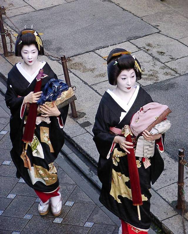 日本女性和服为啥背后有个包包?真的是为方便