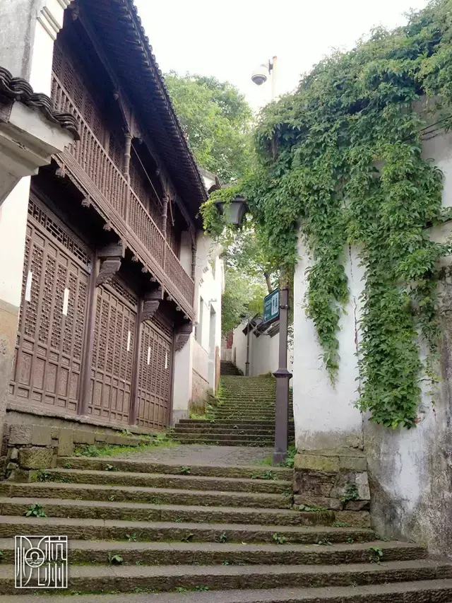 环翠楼, 是条以楼命名的石阶巷,是上下吴山的千年古道,北起大井巷,共
