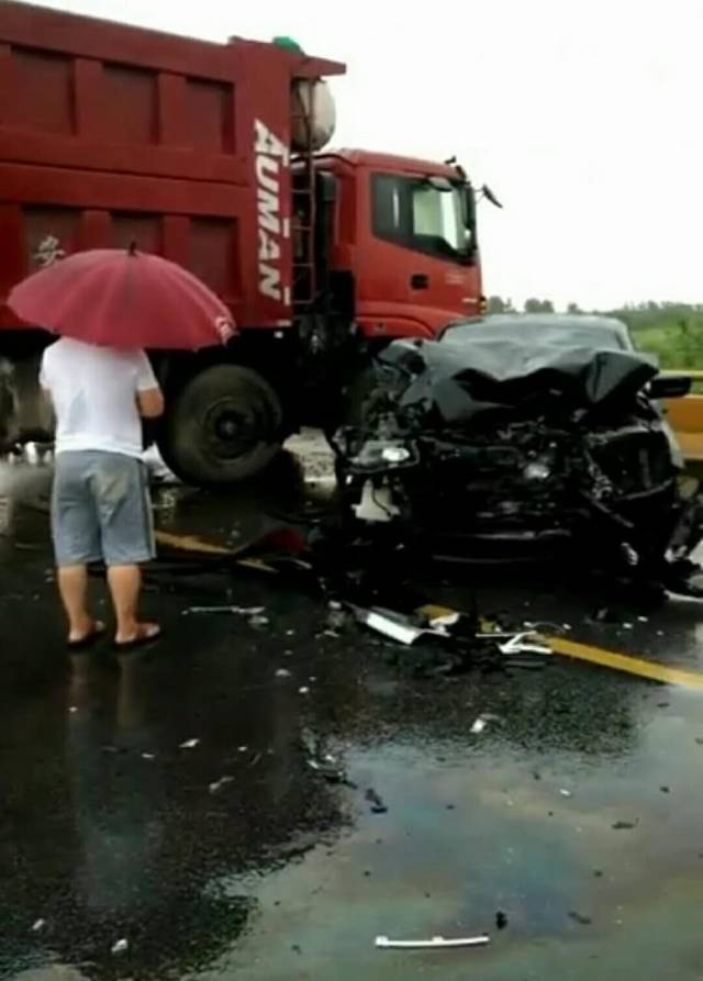 聚焦台安丨张荒地大桥发生肇事,雨天路滑谨慎驾驶