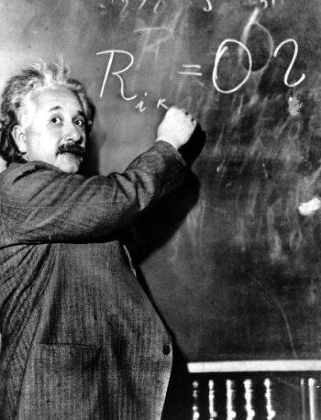 爱因斯坦(albert einstein)正利用黑板写出运算式子.