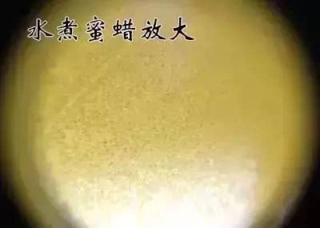 大部分水煮蜜蜡可以看到密集的极小的气泡,这是水煮蜜蜡重要的特征.