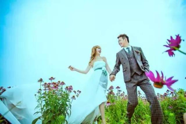 脸大怎么办,她们这样拍婚纱照,脸显得又小又精