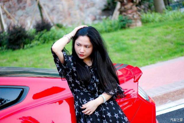 女人都爱跑车 福特野马mustang陪媳妇参加毕业典礼