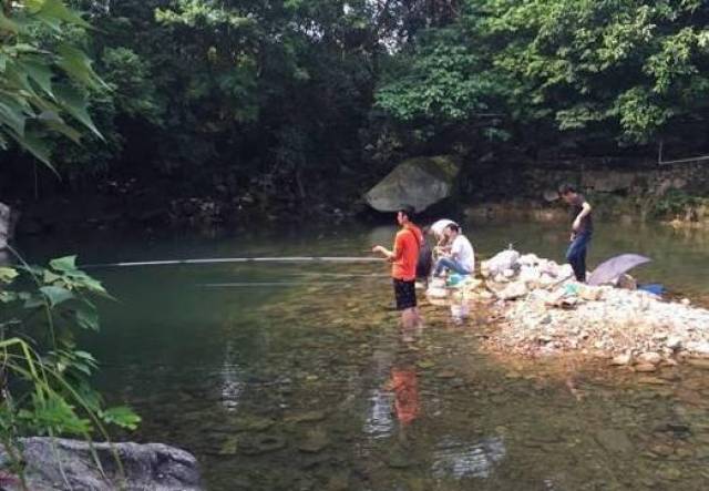 首先要选择一个适合的溪流钓位.