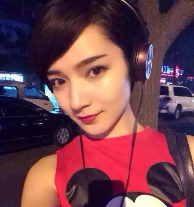 不光如此,代斯还能完美hold短发,有妹子要弯成回形针了么?