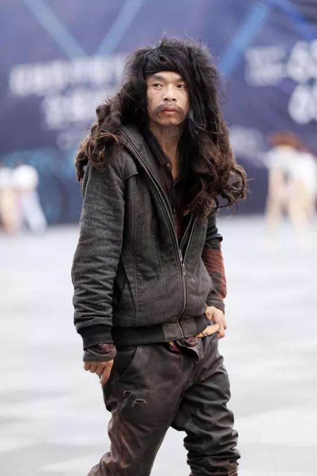 在成都街头拍下一位穿着时尚犀利哥, 霸气十足!