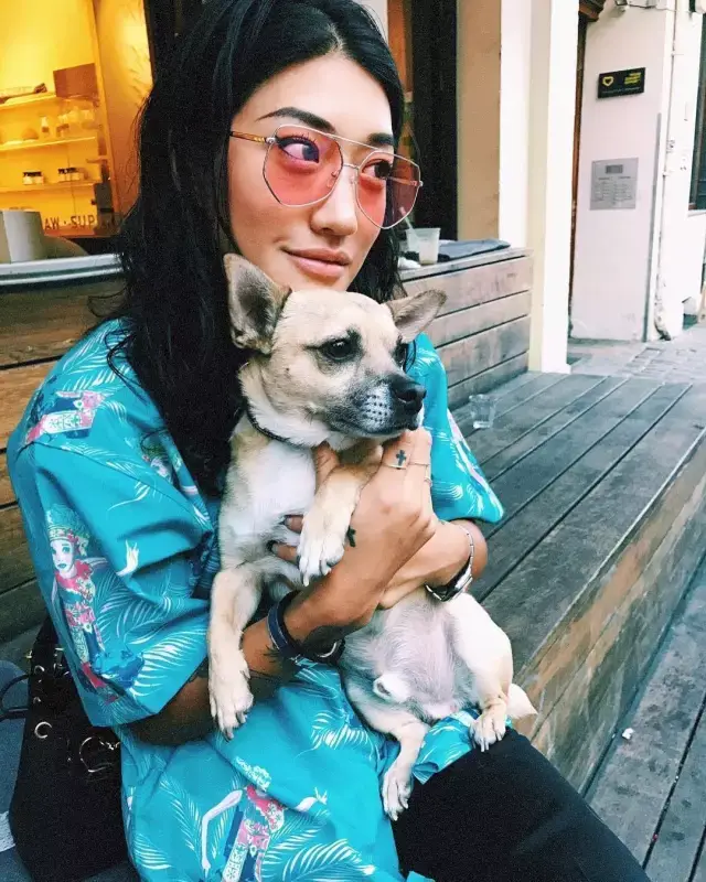 看了这么多有关 peggy gou 的资料与穿搭风格,那么问题来了.