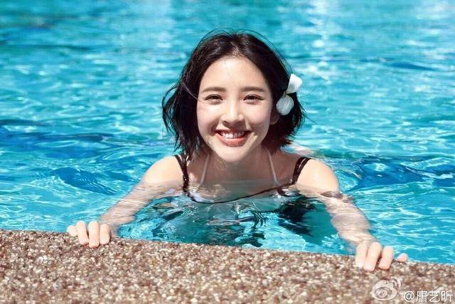 担心太裸露的妹子,可以学唐艺昕这样只露个脸,怎么看怎么舒服▼