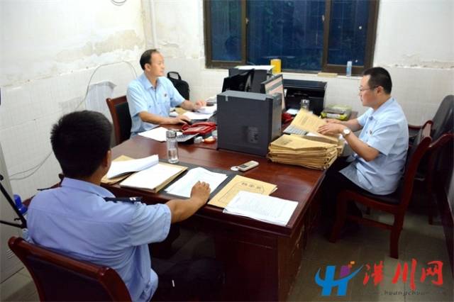 潢川法院执行局各办公室正在加班整理卷宗