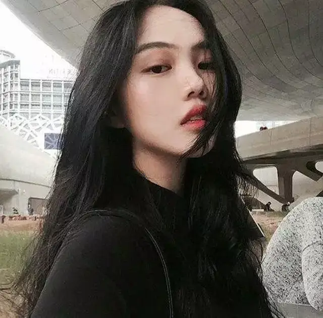 这样的话,就会拍到你的侧脸,能够让照片带出冷酷的气氛,就会显得有