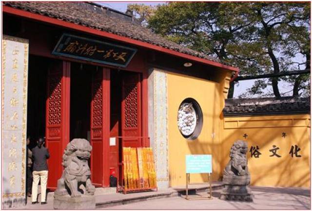 位于杭州北高峰顶的灵顺寺,创建于公元326年(东晋咸和年间),已有1600