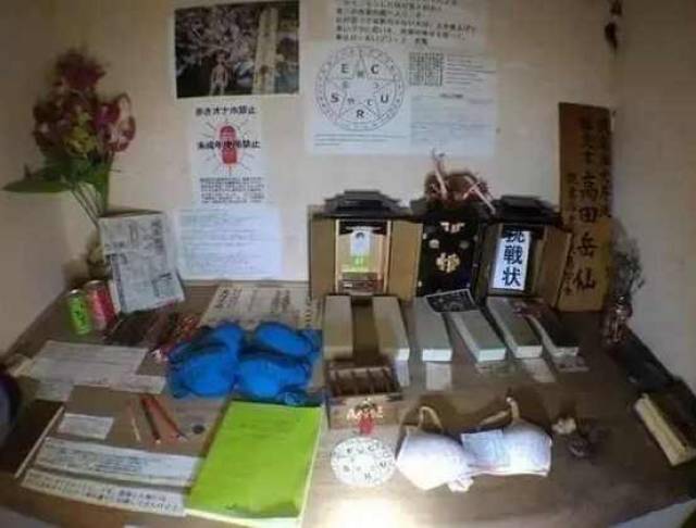 一座废弃已久的和尚庙里,里面竟挂满了女性的内衣