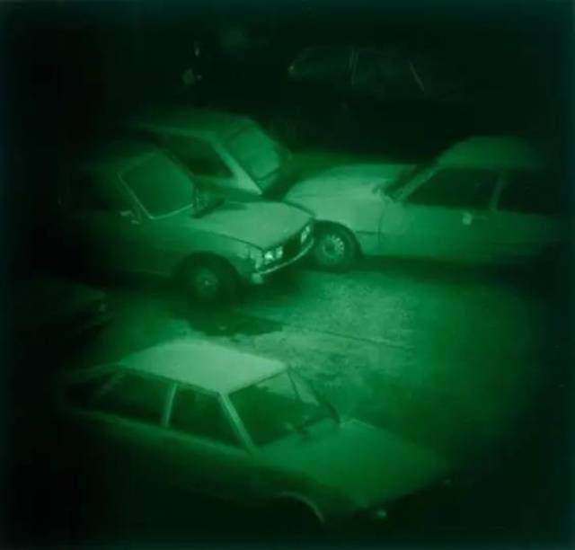 1992年,鲁夫使用夜视红外摄像头拍下了一组绿色的图像