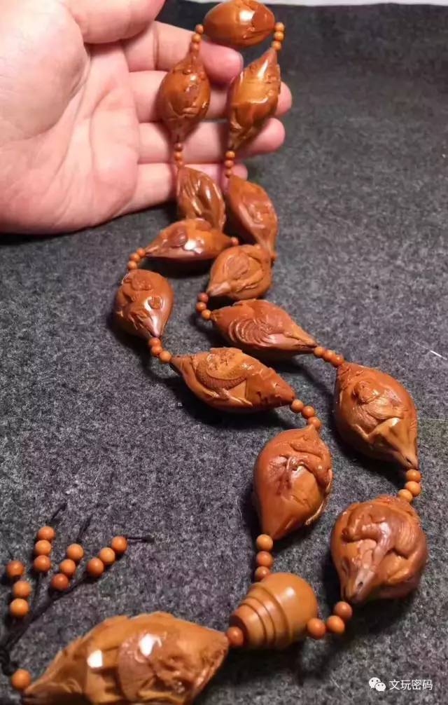 比如这串12生肖的脖挂,真心是好东西橄榄核尺寸够大,雕工和动物神态