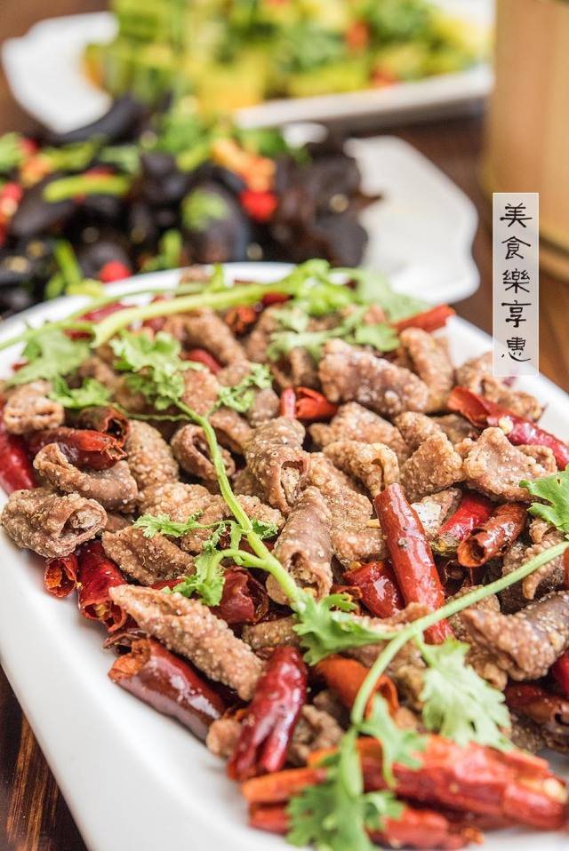 可以说立马成真爱,它是喝酒必配的小吃,腌制好牛肠,经过控水油炸之后